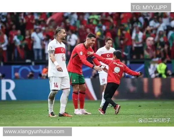 球迷疯狂冲入赛场一幕C罗球衣被抢引发热议 球迷疯狂冲入赛场一幕C罗球衣被抢引发热议